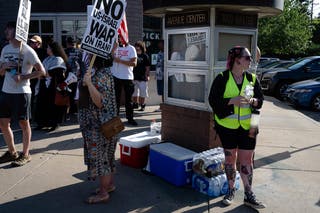 People protest in Louisville, Kentucky, like hand workers. Hydratized stay critical to stay safe in hot weather